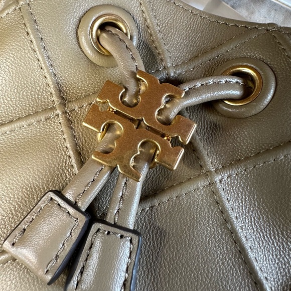Tory Burch small Fleming soft bucket bag - Picture 9 of 9